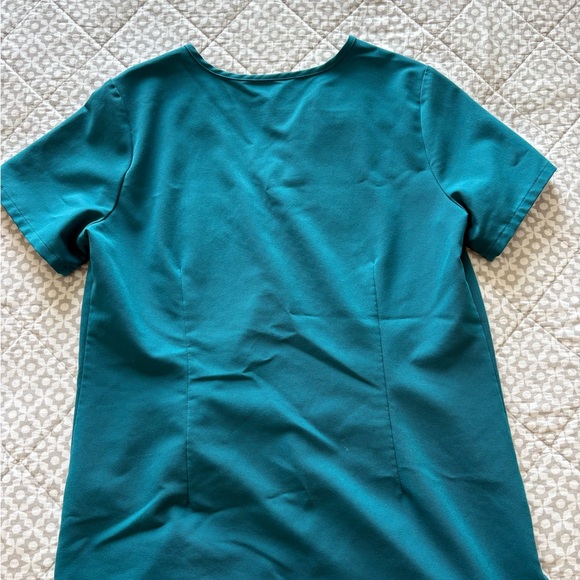 Figs Technical Collection V-Neck Scrub Set - Picture 3 of 6